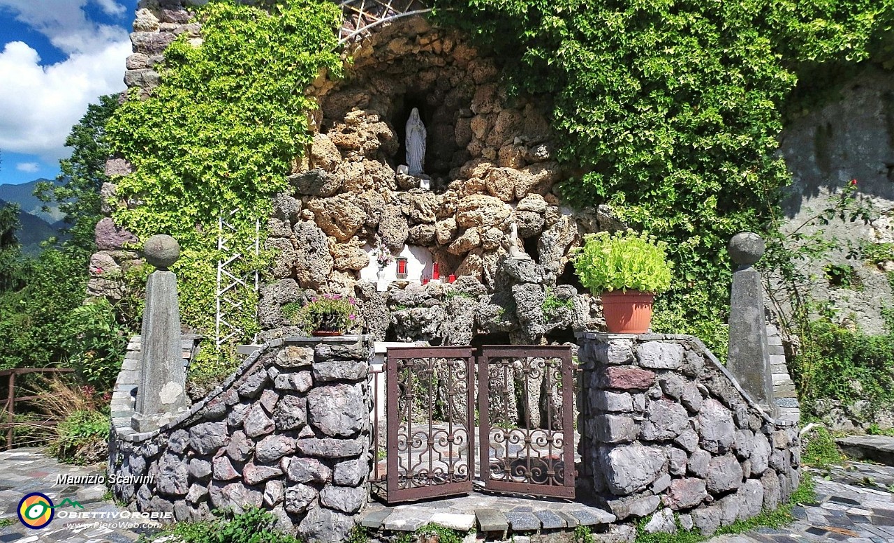 60 Scopro belle cose a Piazzatorre, la grotta della Madonna di Lourdes....JPG